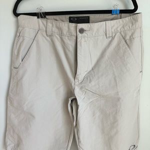 Oakley Men’s 34w Khaki toned golf short